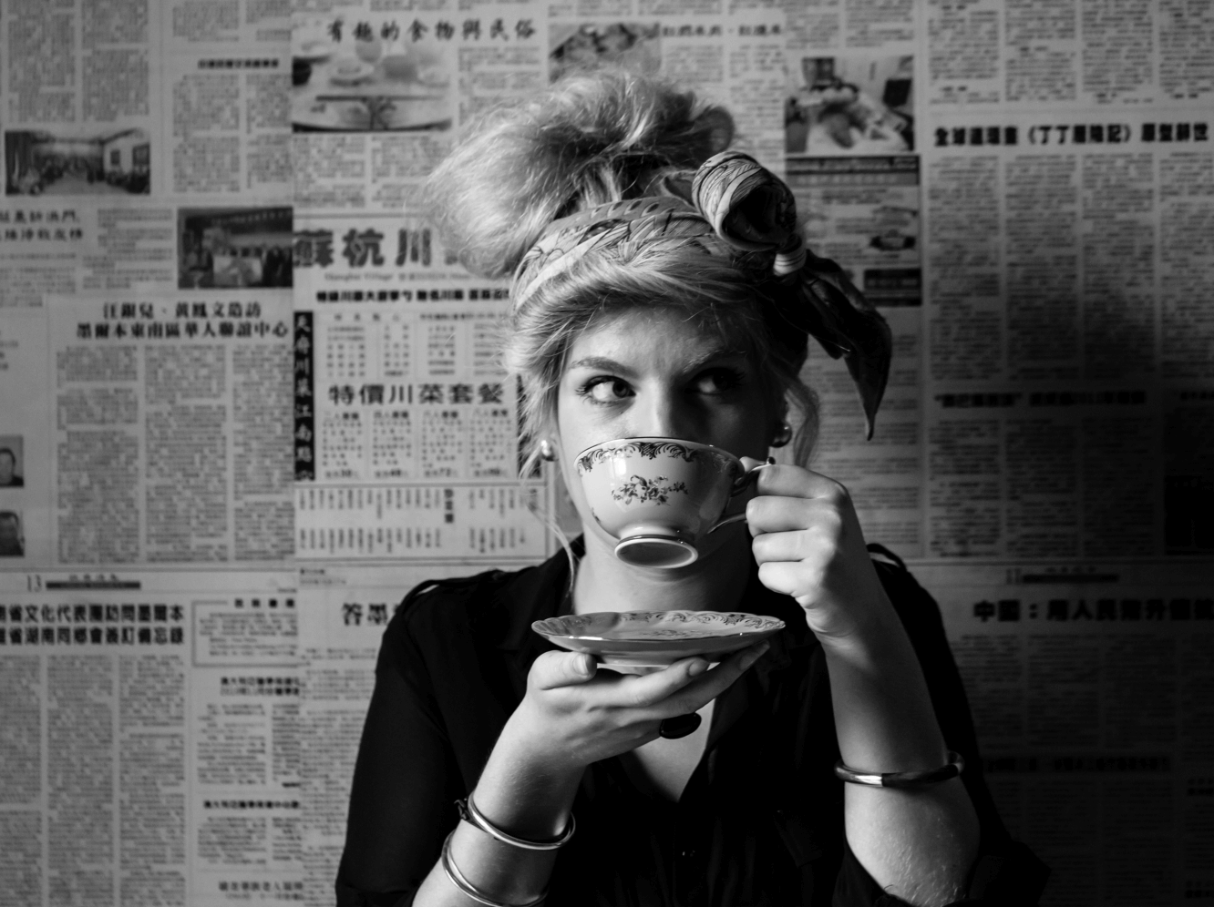 戴頭巾喝茶的女士的畫像