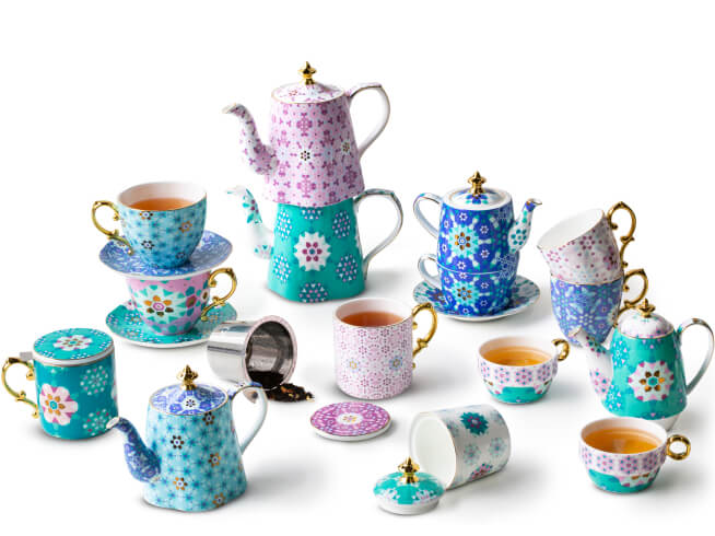 Clear tea brewing mugs arranged on a table